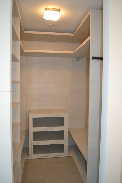 Active With Contract: $6,000 (2 beds, 2 baths, 1370 Square Feet)