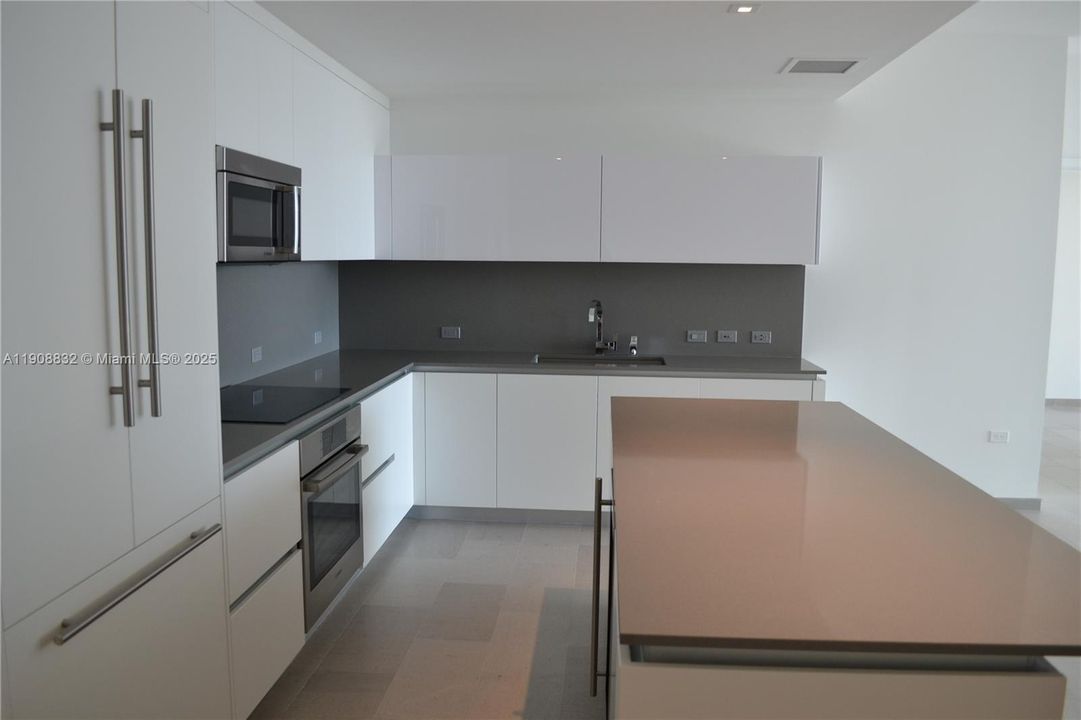 Active With Contract: $6,000 (2 beds, 2 baths, 1370 Square Feet)