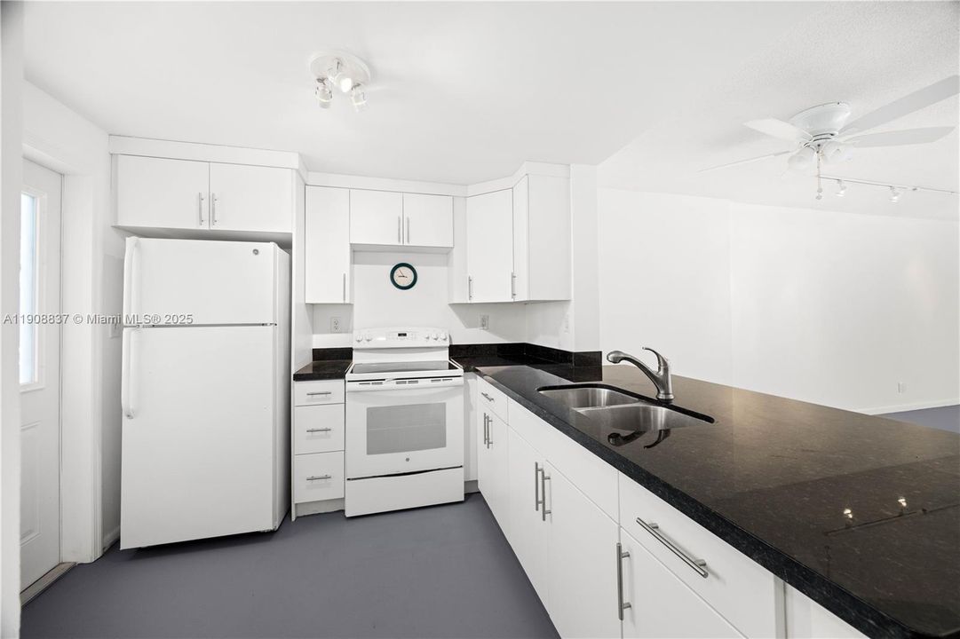 На продажу: $193,000 (1 спален, 1 ванн, 730 Квадратных фут)