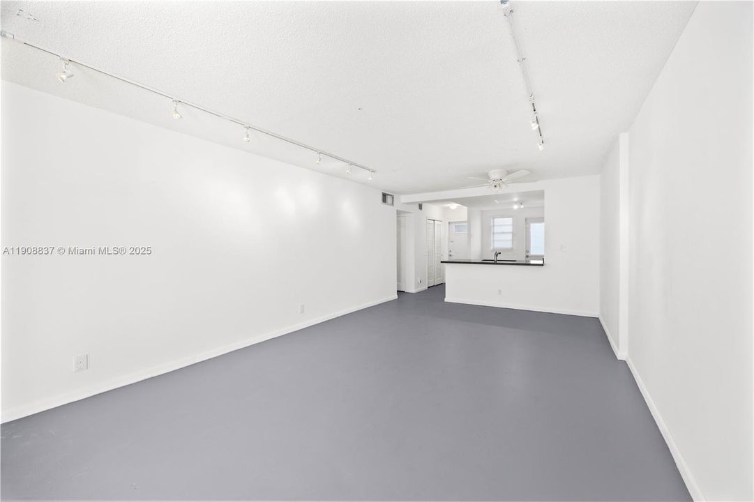 На продажу: $193,000 (1 спален, 1 ванн, 730 Квадратных фут)