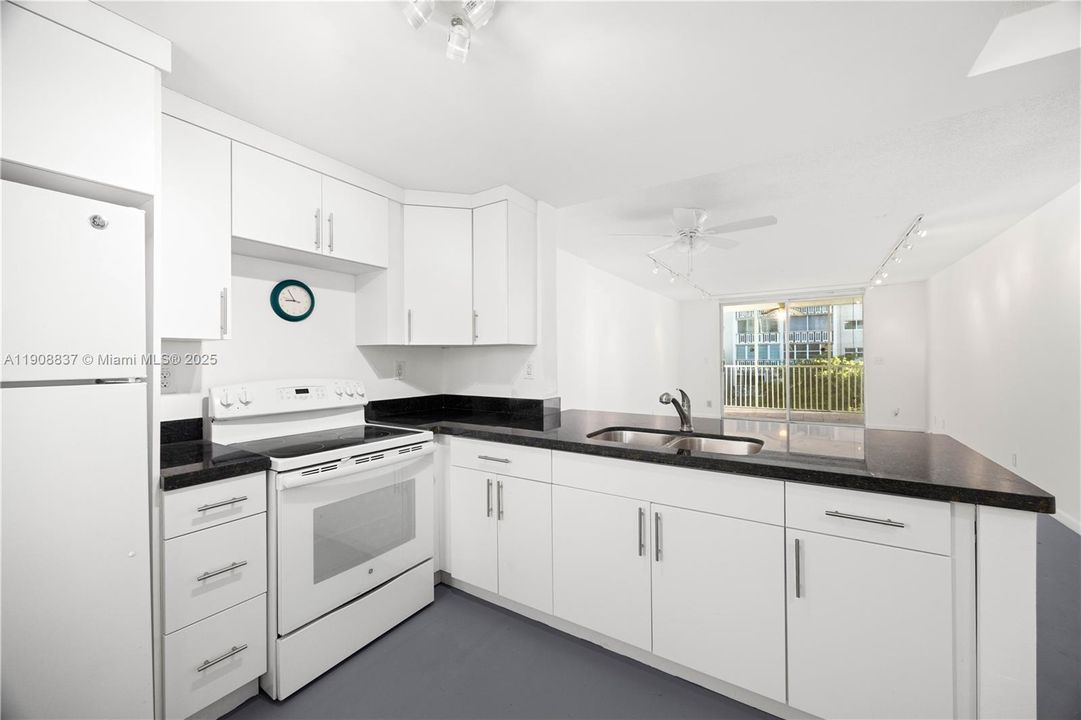 На продажу: $193,000 (1 спален, 1 ванн, 730 Квадратных фут)