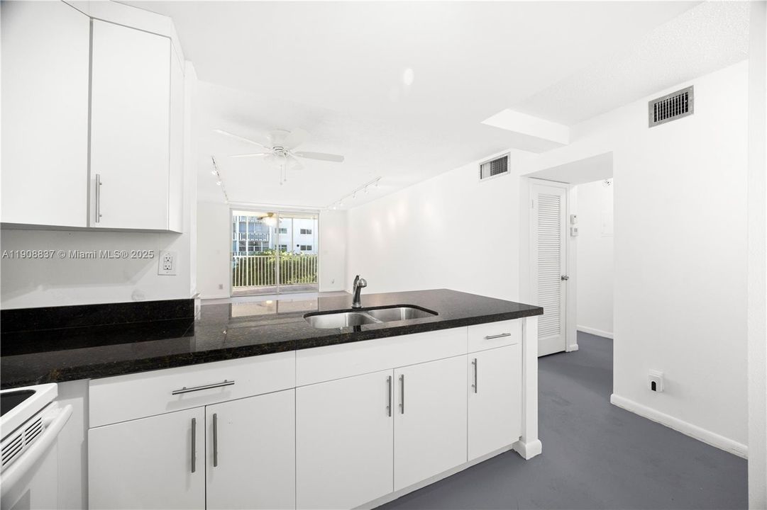 На продажу: $193,000 (1 спален, 1 ванн, 730 Квадратных фут)