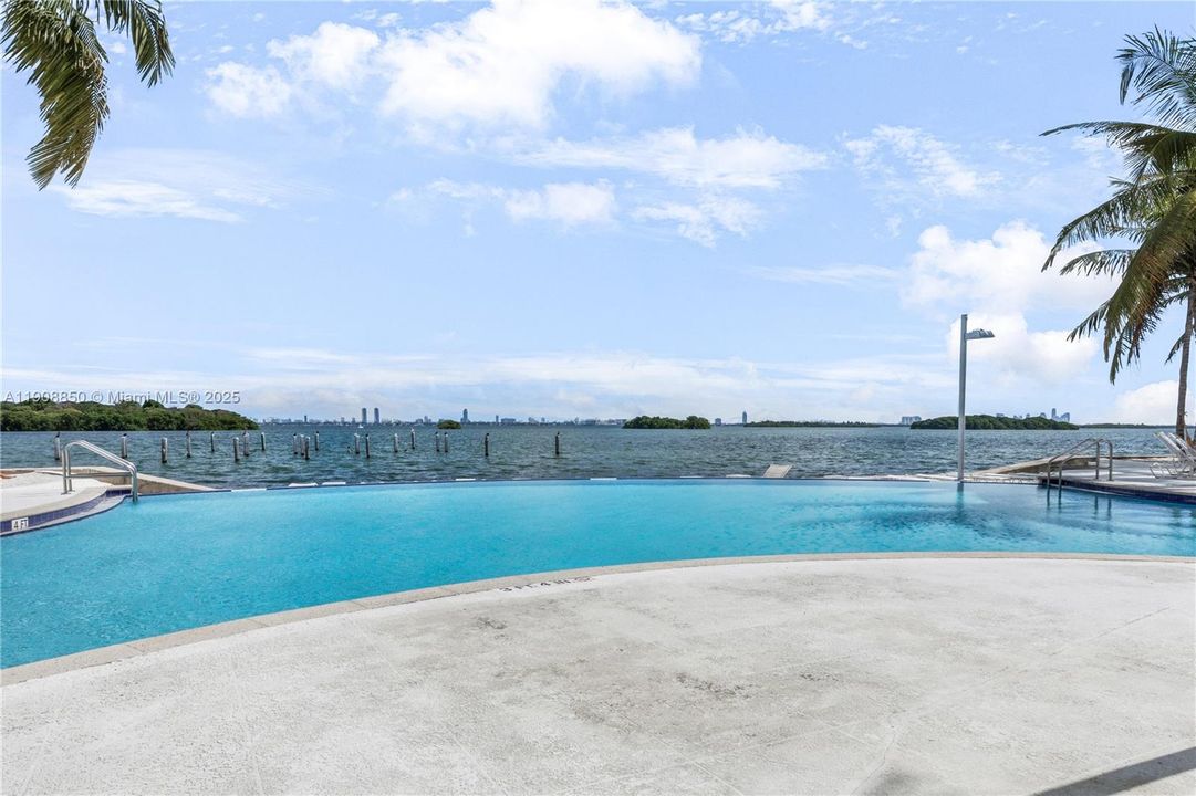 待售: $240,000 (1 贝兹, 1 浴室, 775 平方英尺)