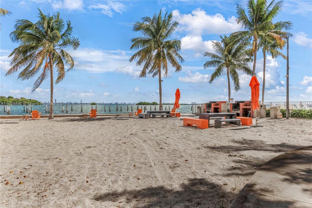 待售: $240,000 (1 贝兹, 1 浴室, 775 平方英尺)