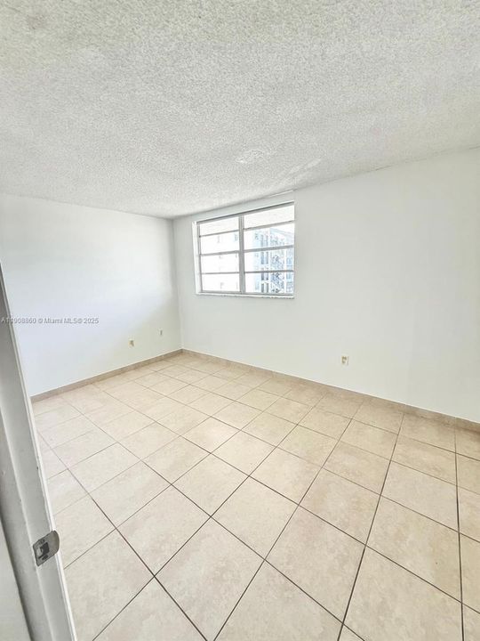 Recently Rented: $2,300 (3 beds, 2 baths, 1282 Square Feet)