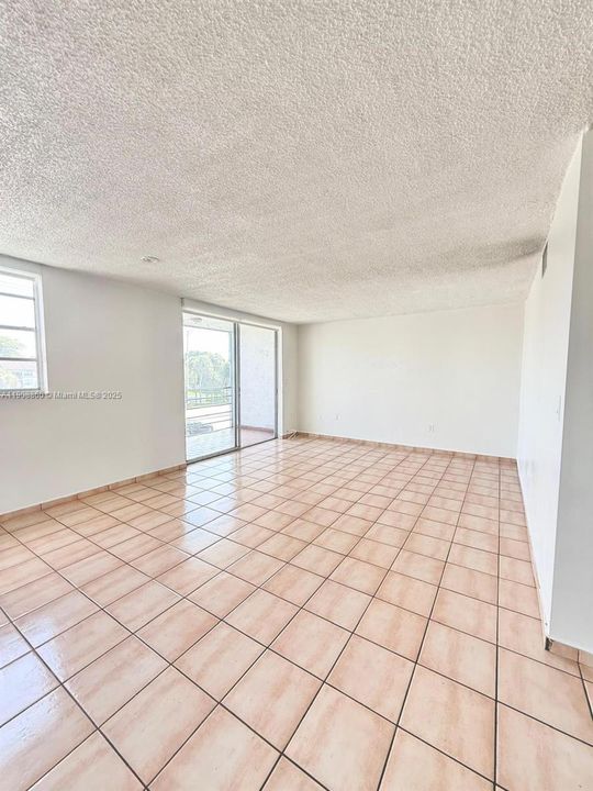 Recently Rented: $2,300 (3 beds, 2 baths, 1282 Square Feet)