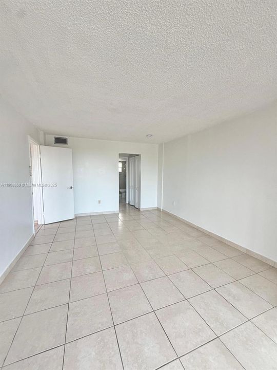 Recently Rented: $2,300 (3 beds, 2 baths, 1282 Square Feet)