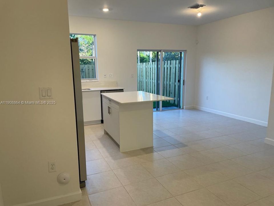 For Sale: $450,000 (3 beds, 3 baths, 1328 Square Feet)