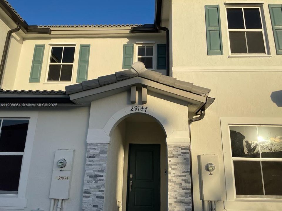 For Sale: $450,000 (3 beds, 3 baths, 1328 Square Feet)