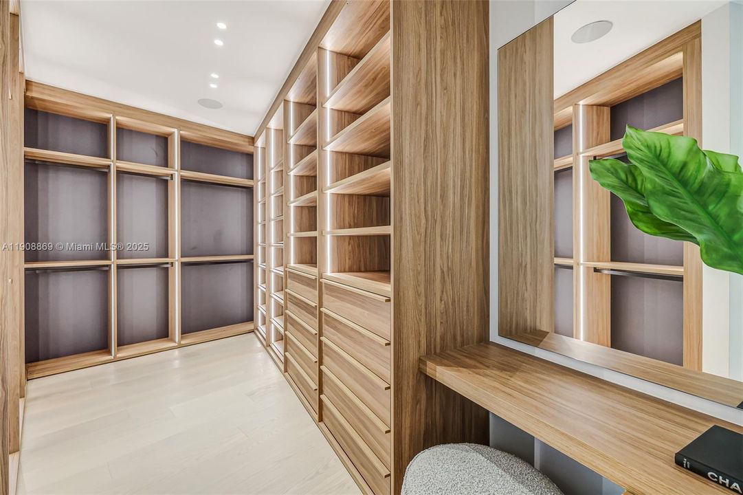 For Sale: $8,495,000 (6 beds, 6 baths, 6281 Square Feet)