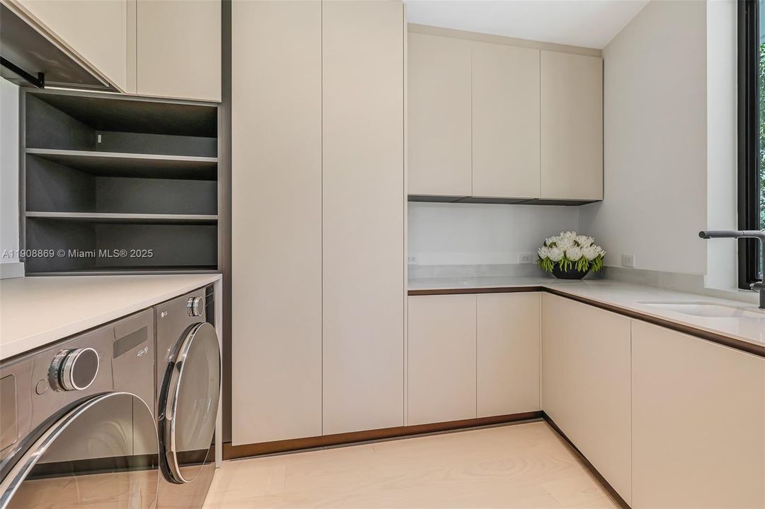 For Sale: $8,495,000 (6 beds, 6 baths, 6281 Square Feet)