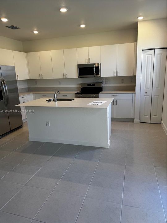 Под контрактом: $2,300 (3 спален, 2 ванн, 1827 Квадратных фут)