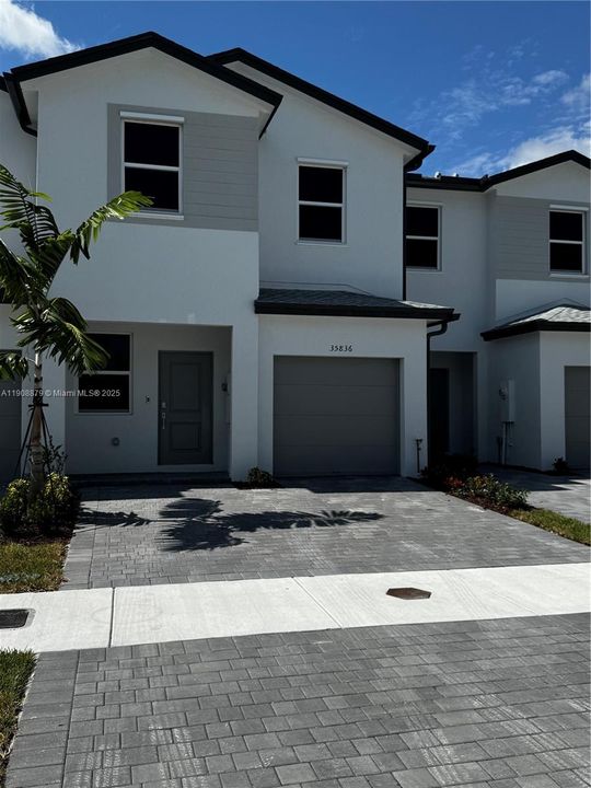 Под контрактом: $2,300 (3 спален, 2 ванн, 1827 Квадратных фут)