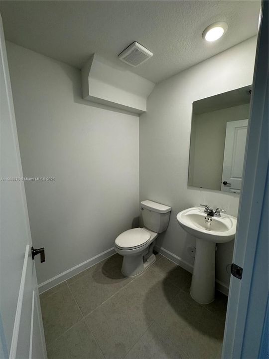 Под контрактом: $2,300 (3 спален, 2 ванн, 1827 Квадратных фут)