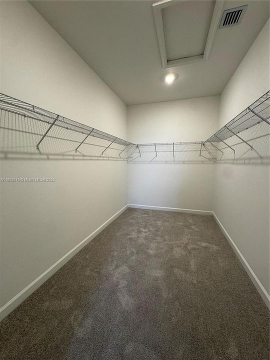 Под контрактом: $2,300 (3 спален, 2 ванн, 1827 Квадратных фут)