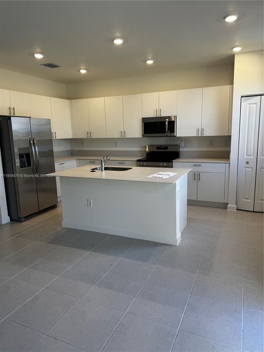 Под контрактом: $2,300 (3 спален, 2 ванн, 1827 Квадратных фут)