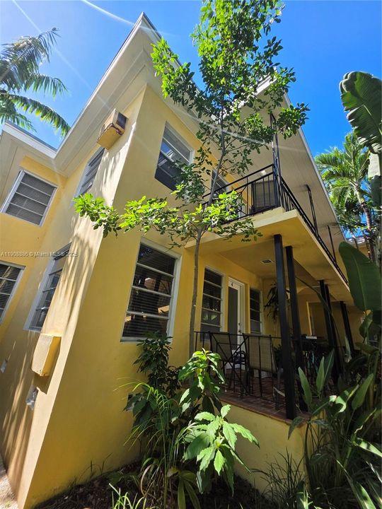 Active With Contract: $1,650 (1 beds, 1 baths, 800 Square Feet)