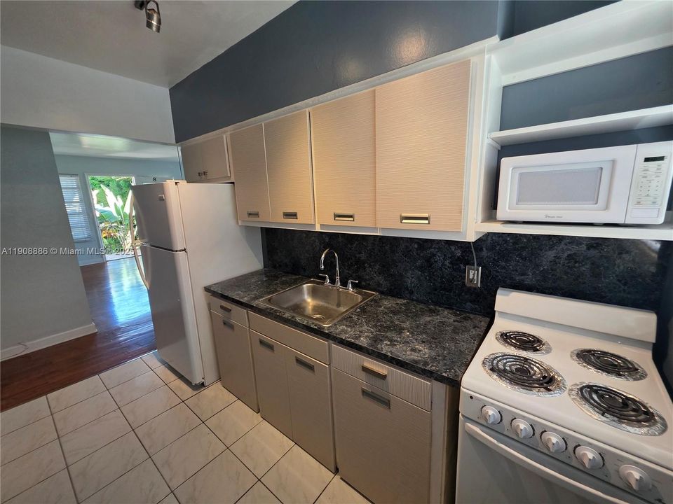 Active With Contract: $1,650 (1 beds, 1 baths, 800 Square Feet)