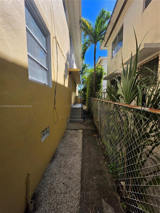 Active With Contract: $1,650 (1 beds, 1 baths, 800 Square Feet)
