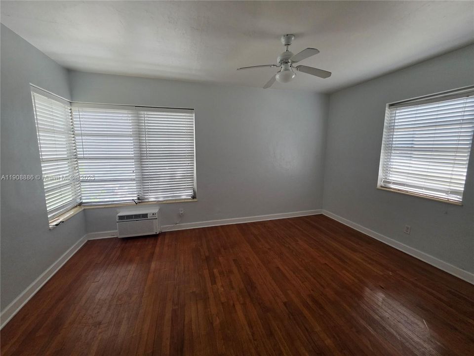 Active With Contract: $1,650 (1 beds, 1 baths, 800 Square Feet)