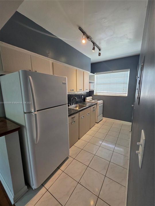 Active With Contract: $1,650 (1 beds, 1 baths, 800 Square Feet)