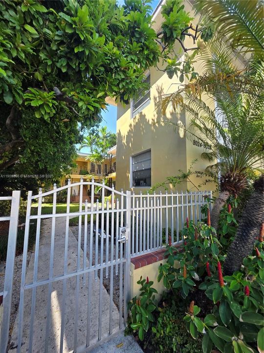 Active With Contract: $1,650 (1 beds, 1 baths, 800 Square Feet)
