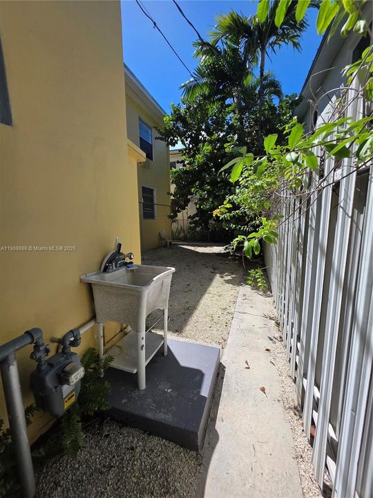 Active With Contract: $1,650 (1 beds, 1 baths, 800 Square Feet)