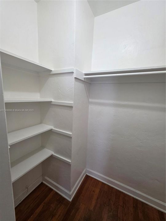 Active With Contract: $1,650 (1 beds, 1 baths, 800 Square Feet)