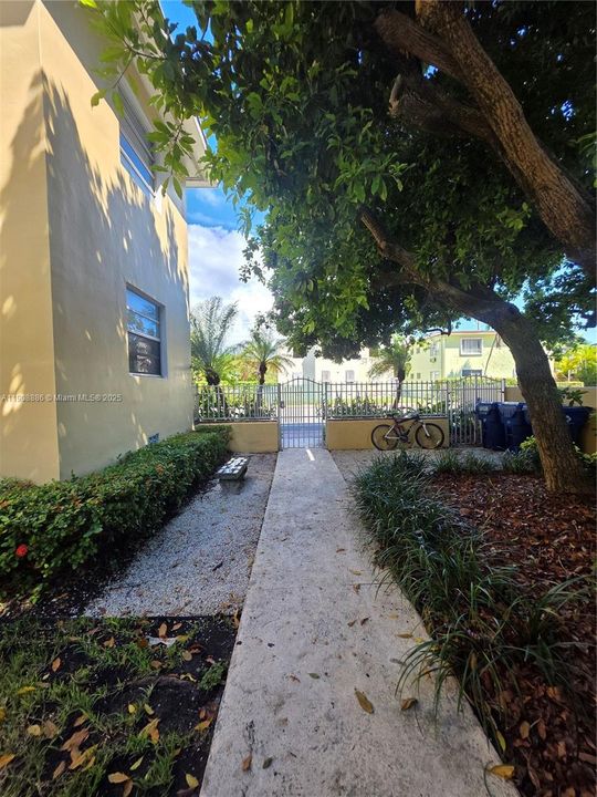 Active With Contract: $1,650 (1 beds, 1 baths, 800 Square Feet)