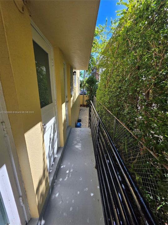 Active With Contract: $1,650 (1 beds, 1 baths, 800 Square Feet)