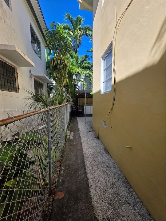 Active With Contract: $1,650 (1 beds, 1 baths, 800 Square Feet)