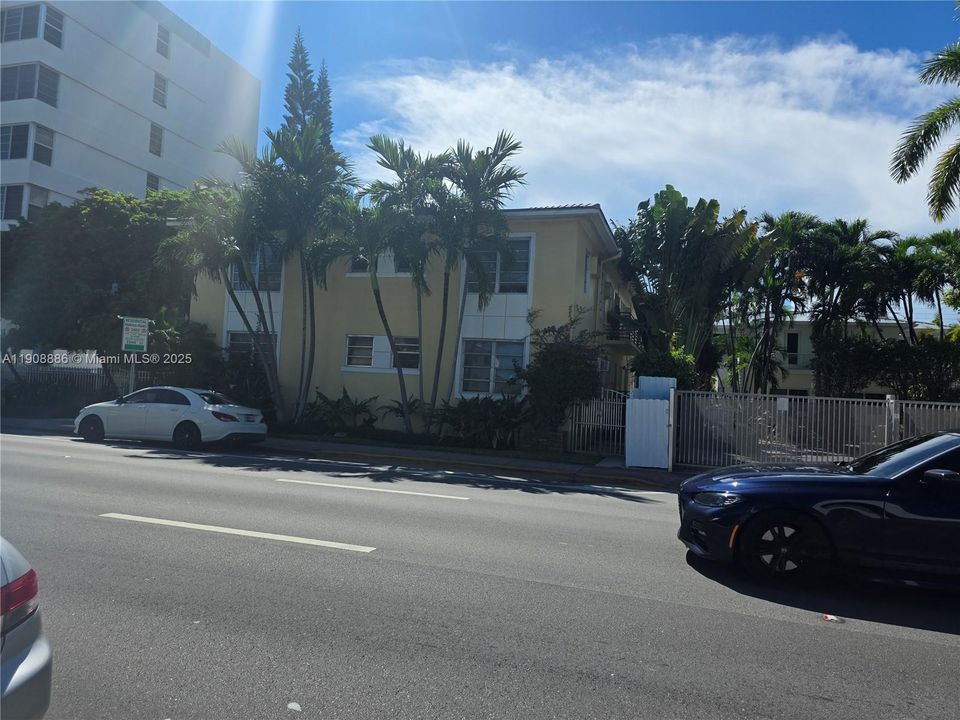 Active With Contract: $1,650 (1 beds, 1 baths, 800 Square Feet)