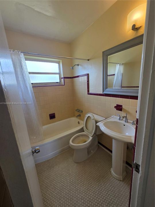 Active With Contract: $1,650 (1 beds, 1 baths, 800 Square Feet)