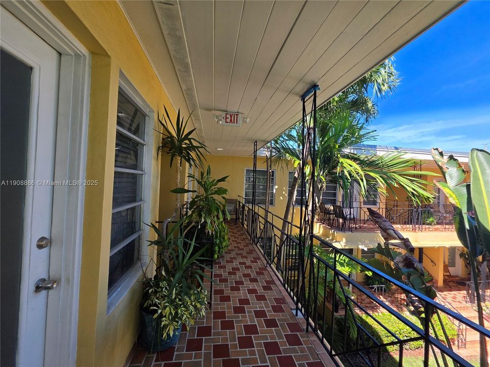 Active With Contract: $1,650 (1 beds, 1 baths, 800 Square Feet)