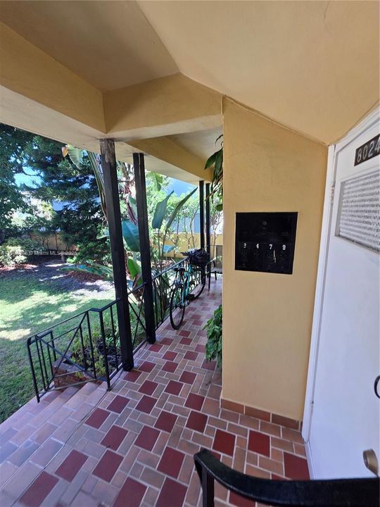 Active With Contract: $1,650 (1 beds, 1 baths, 800 Square Feet)