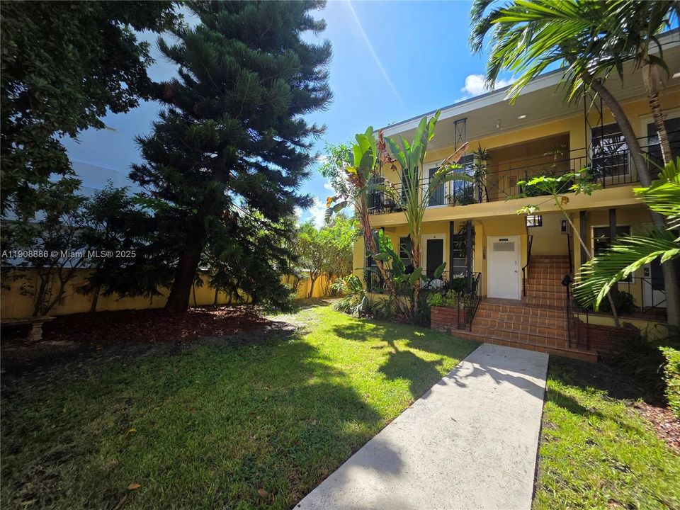 Active With Contract: $1,650 (1 beds, 1 baths, 800 Square Feet)