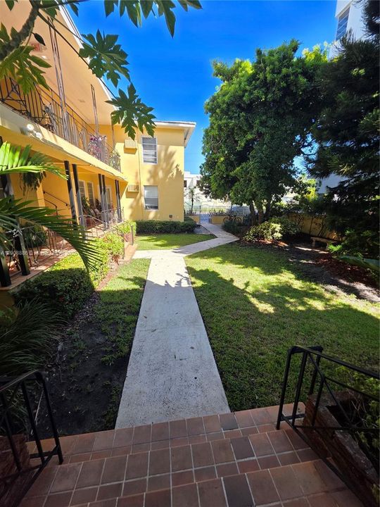 Active With Contract: $1,650 (1 beds, 1 baths, 800 Square Feet)