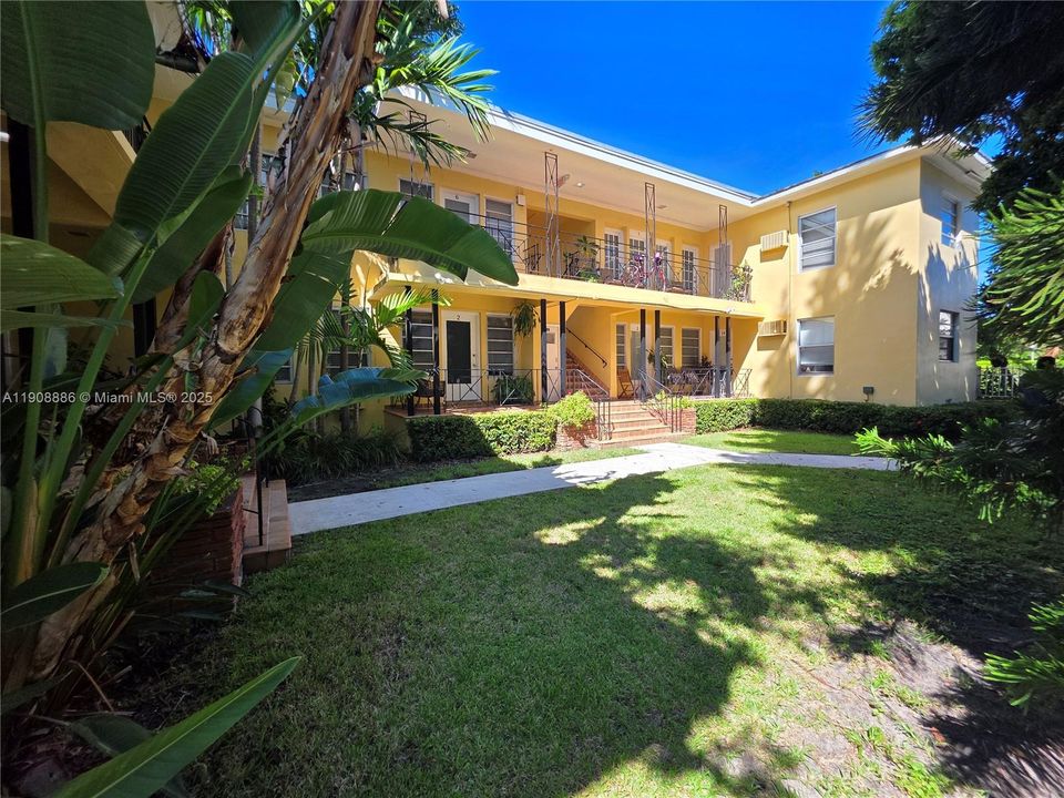 Active With Contract: $1,650 (1 beds, 1 baths, 800 Square Feet)