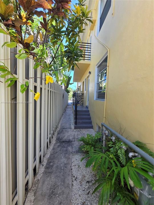 Active With Contract: $1,650 (1 beds, 1 baths, 800 Square Feet)