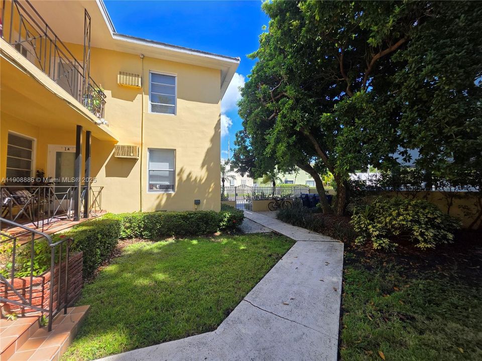 Active With Contract: $1,650 (1 beds, 1 baths, 800 Square Feet)