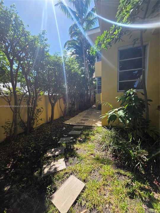 Active With Contract: $1,650 (1 beds, 1 baths, 800 Square Feet)