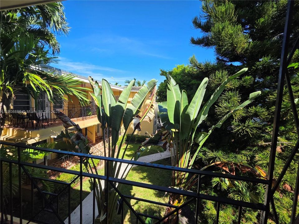 Active With Contract: $1,650 (1 beds, 1 baths, 800 Square Feet)