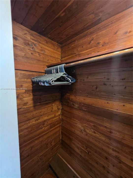 Active With Contract: $1,650 (1 beds, 1 baths, 800 Square Feet)