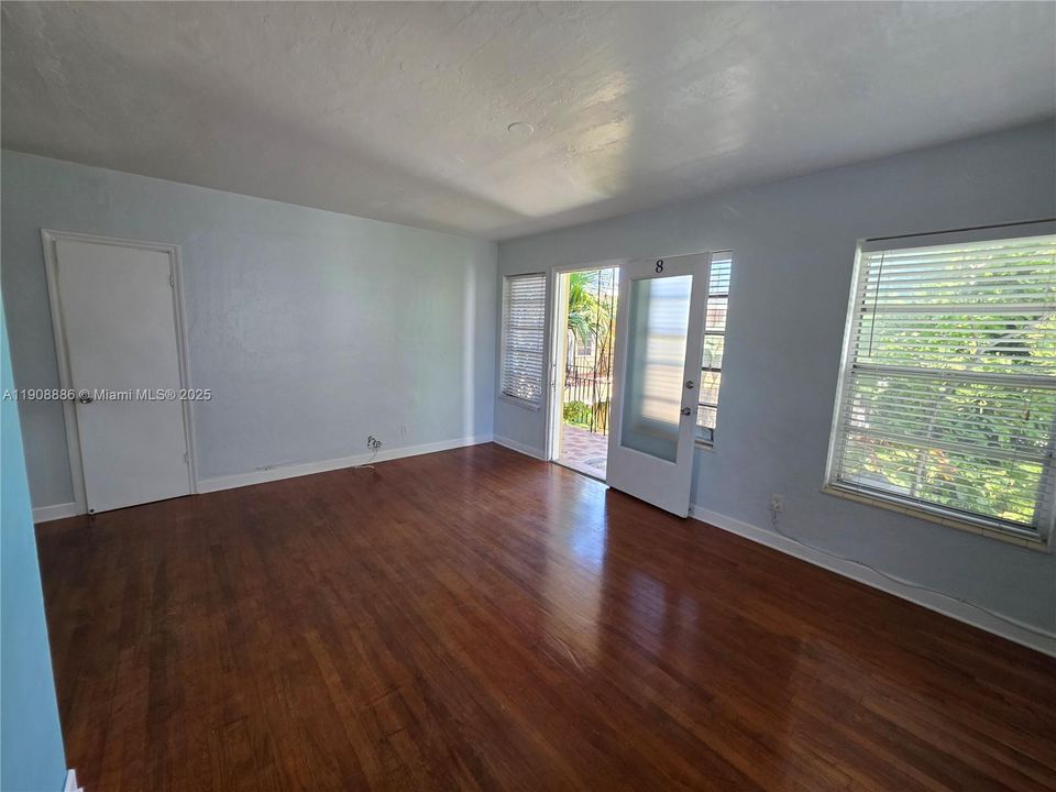 Active With Contract: $1,650 (1 beds, 1 baths, 800 Square Feet)