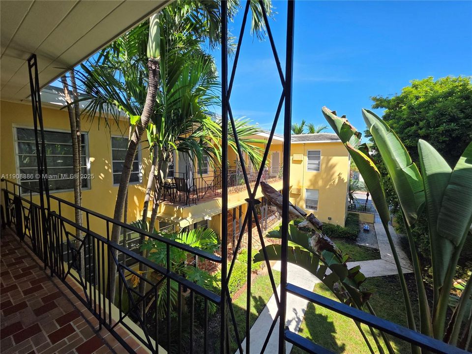 Active With Contract: $1,650 (1 beds, 1 baths, 800 Square Feet)