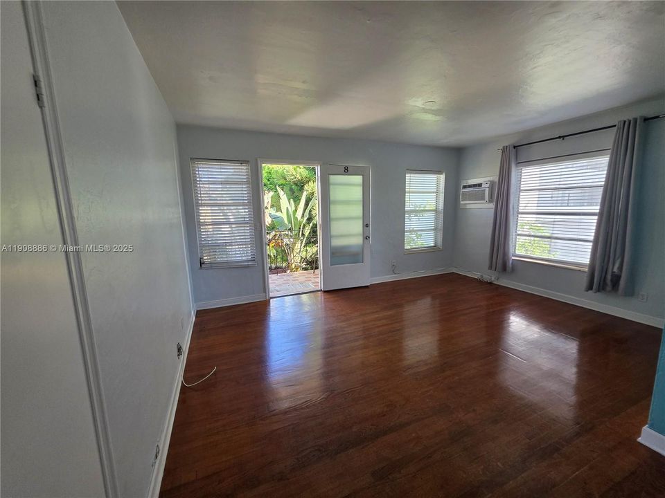 Active With Contract: $1,650 (1 beds, 1 baths, 800 Square Feet)