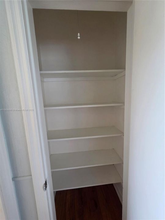 Active With Contract: $1,650 (1 beds, 1 baths, 800 Square Feet)