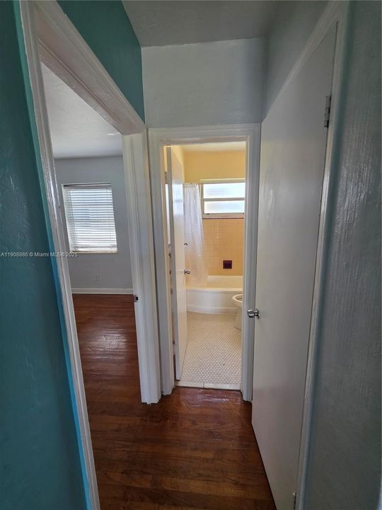 Active With Contract: $1,650 (1 beds, 1 baths, 800 Square Feet)