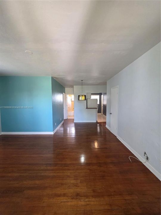 Active With Contract: $1,650 (1 beds, 1 baths, 800 Square Feet)