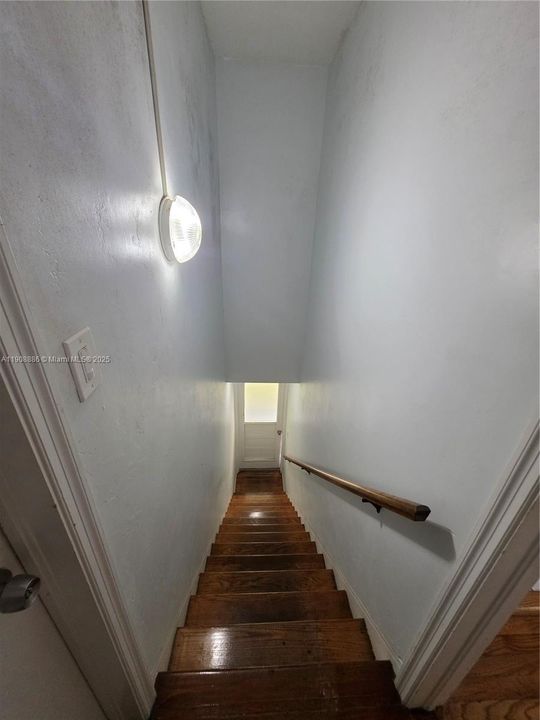 Active With Contract: $1,650 (1 beds, 1 baths, 800 Square Feet)